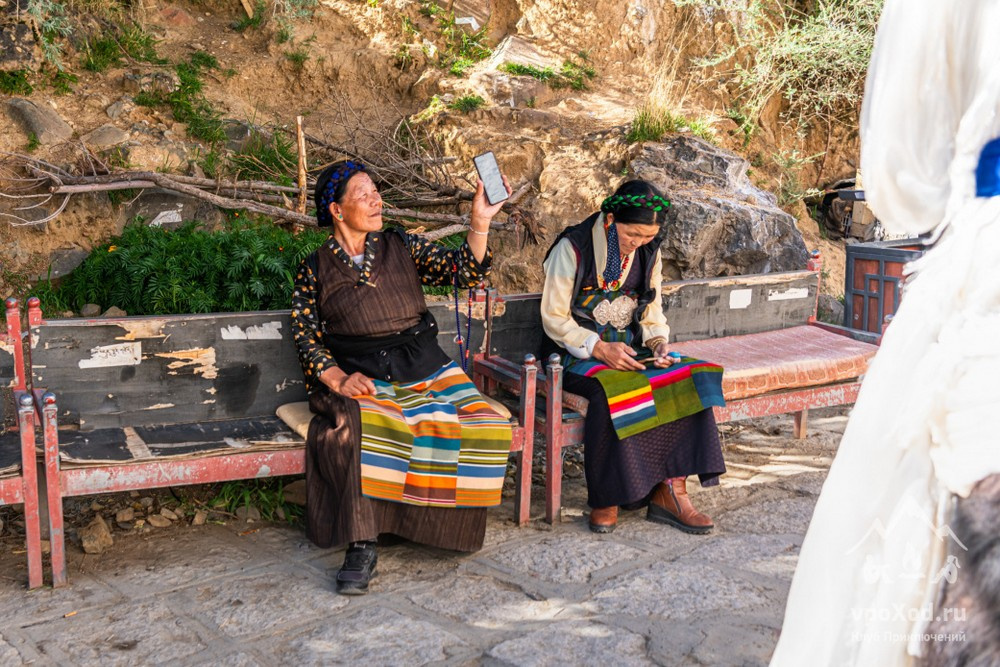 Замужних женщин можно опознать по цветастым фартукам