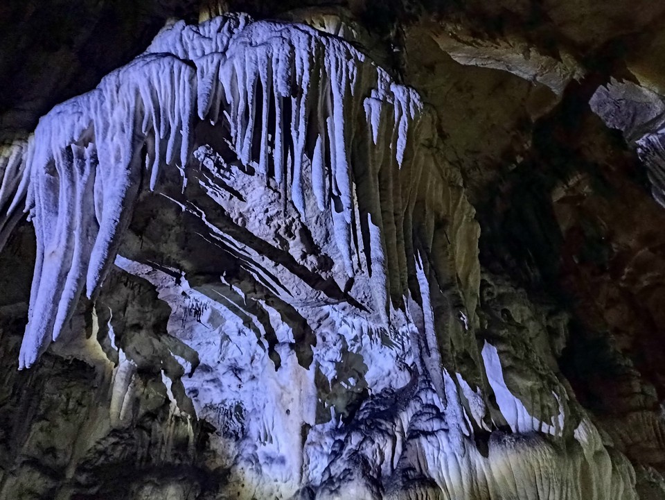 Азишская пещера славится разнообразием натечных форм