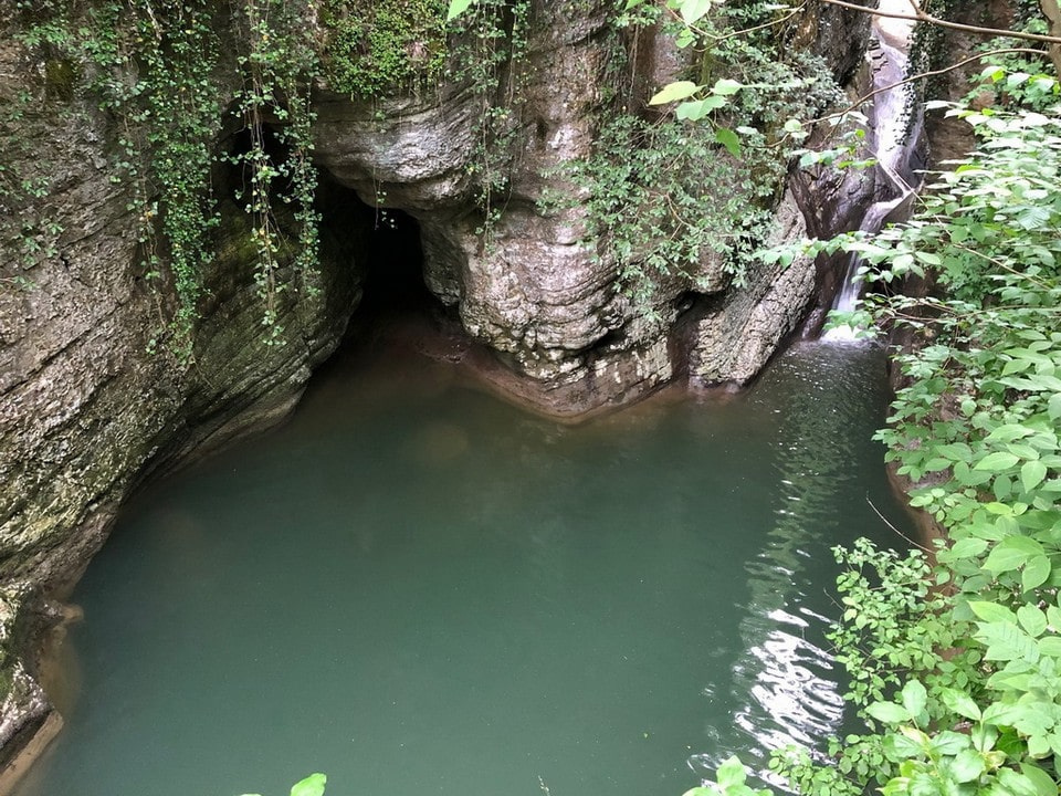 Мацестинские водопады зажаты в узкой горной расщелине