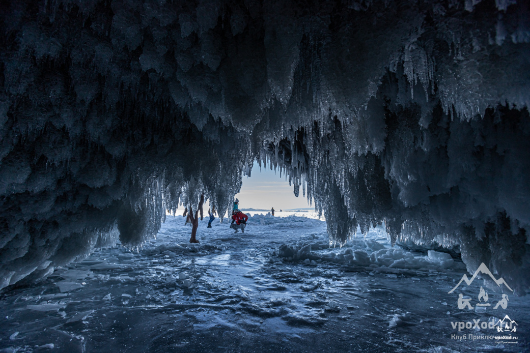 Зимой гроты обрамлены огромными сосульками