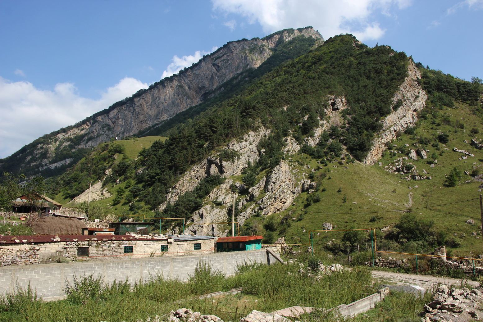 Со всех сторон село зажато горами