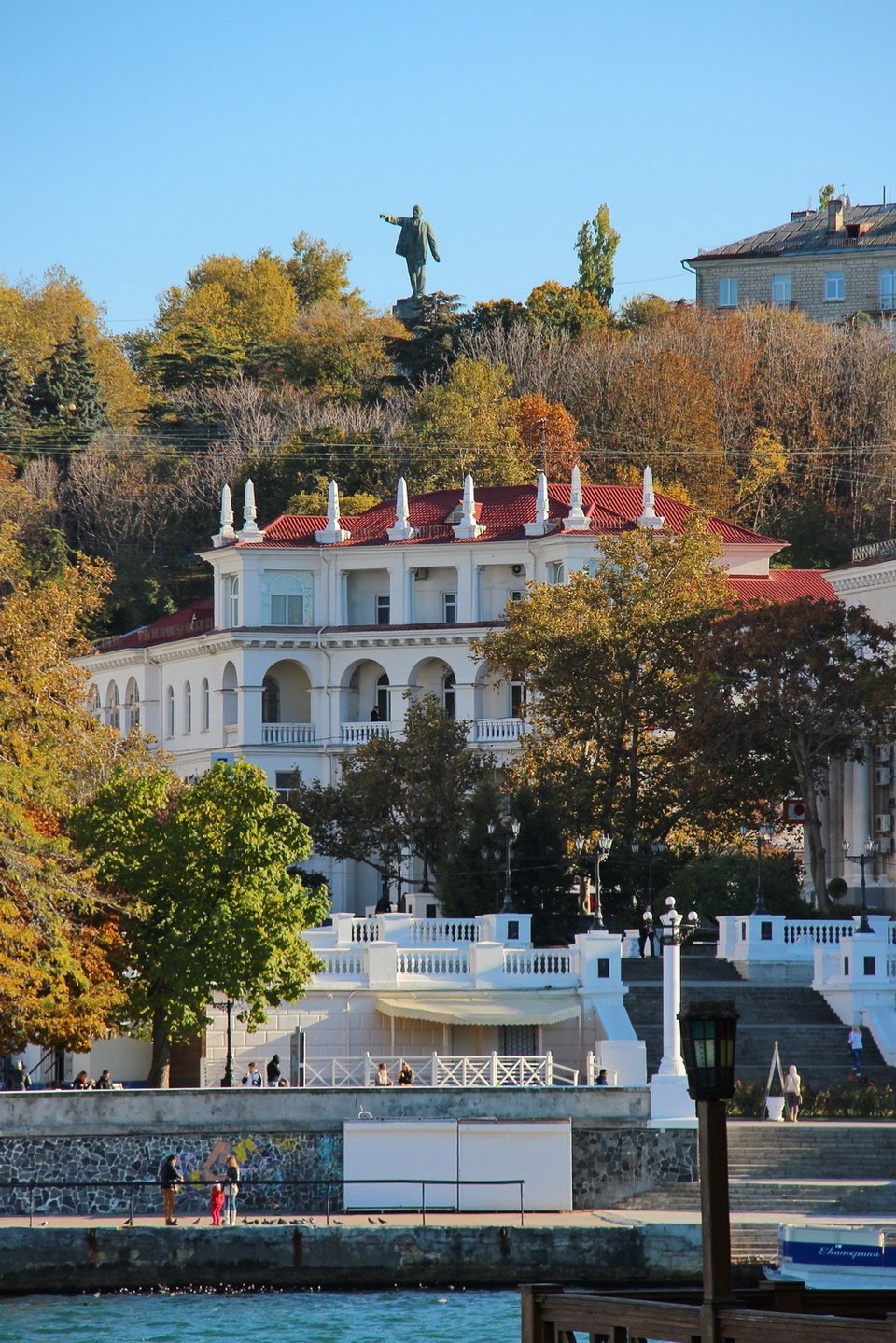 Севастополь — это бесконечная комбинация бухт, причалов и набережных