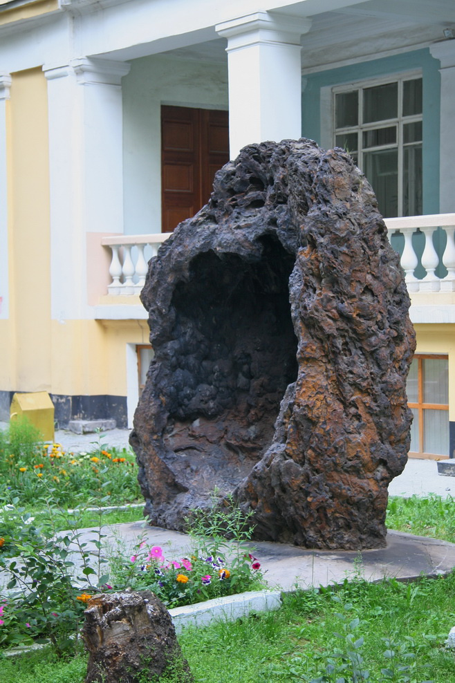 Гигантская жеода возле Геологического музея