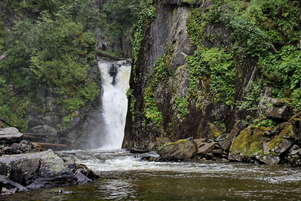 На Камчатке есть не только вулканы, но и красивые водопады