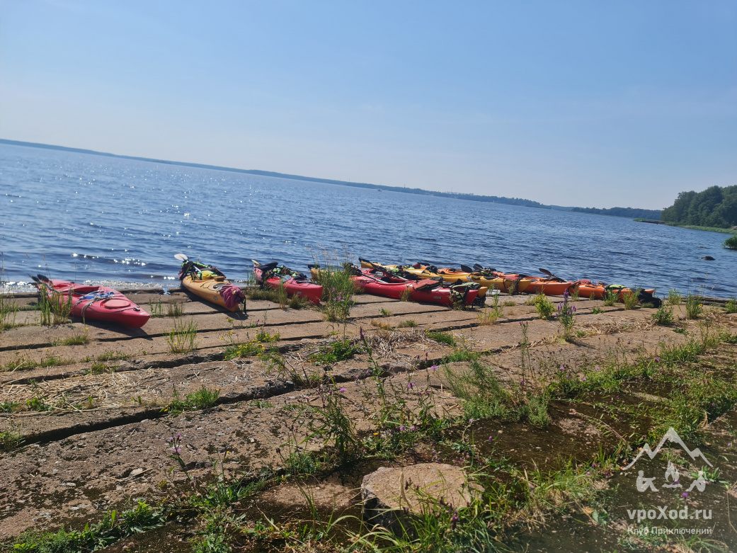 Тур на каяках (байдарках) по фортам и островам Выборгского залива (с лодкой сопровождения)