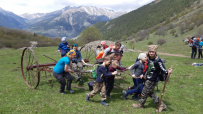 Седой старец Домбай и дети