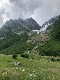 Седой старец Домбай и дети
