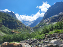 Седой старец Домбай и дети