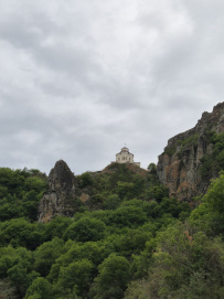 Седой старец Домбай и дети