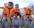 Дети в лодках, не считая родителей