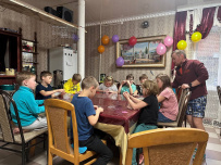 Седой старец Домбай и дети