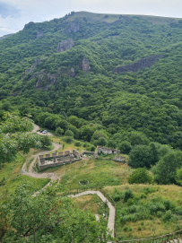 Седой старец Домбай и дети
