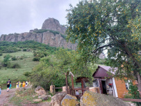 Седой старец Домбай и дети
