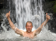 купаемся в водопаде :)