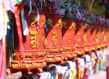 Молитвенные барабаны в буддийском храме. Аршан