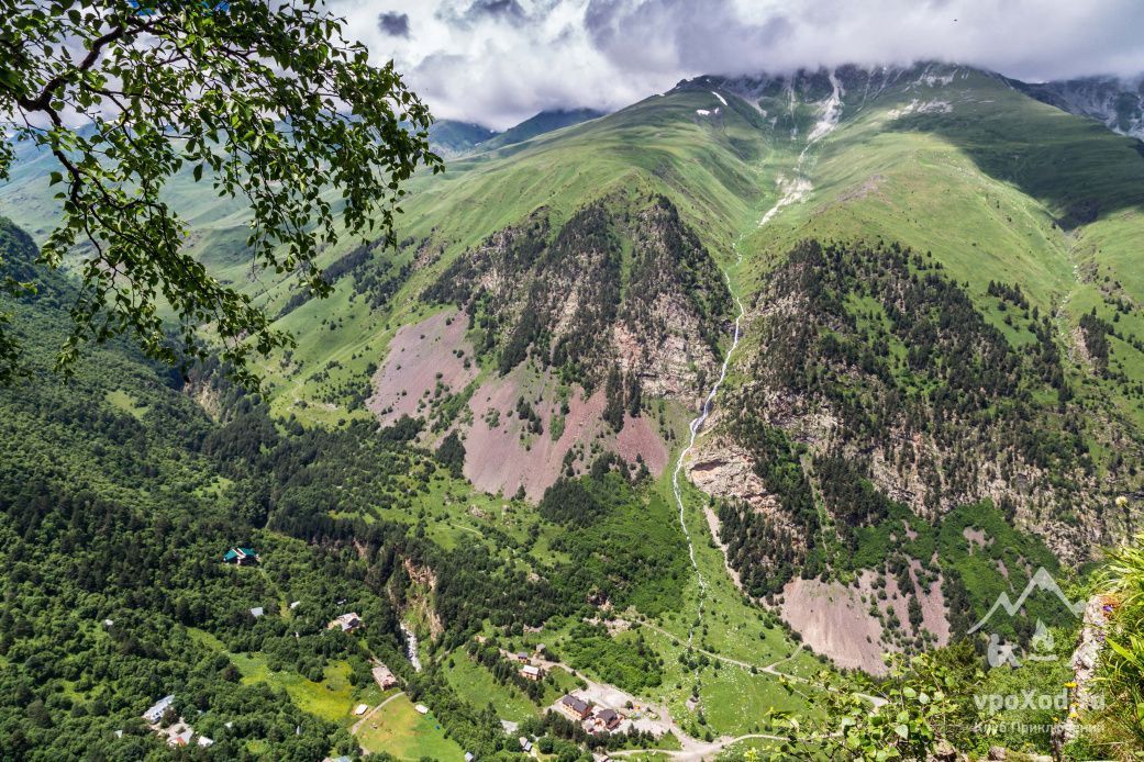 Скамейка в горах осетии