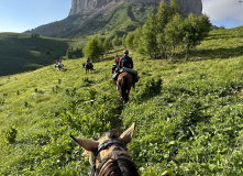 Кавказ, Верхом через Чёртовы ворота (конный к Большому Тхачу)