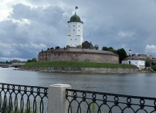 Северо-Запад, Поход под парусами: Три крепости