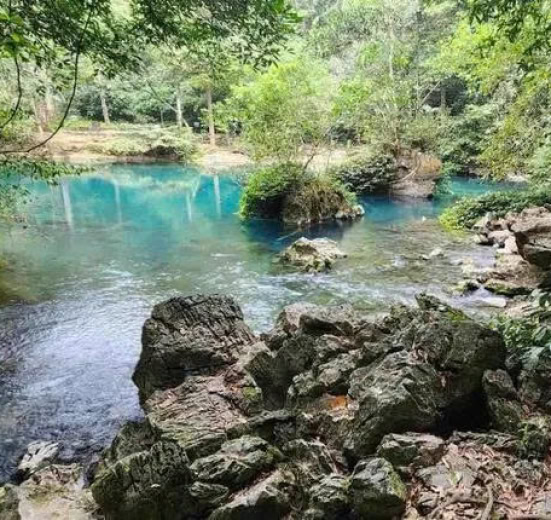 На плато динозавра по серебристым облакам