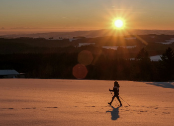 Зимний кемпинг у Скалистого хребта: трекинги налегке с ночёвками в палаточных домах