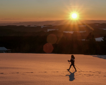 Зимний кемпинг у Скалистого хребта: трекинги налегке с ночёвками в палаточных домах