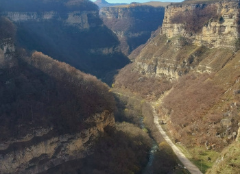 Пещеры и водопады Тызыльского ущелья. Трекинги для родителей с детьми