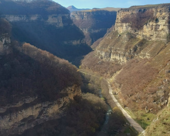 Пещеры и водопады Тызыльского ущелья. Трекинги для родителей с детьми