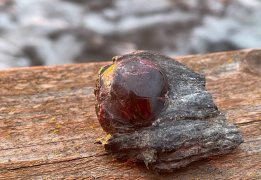 Гранатовые копи Карелии