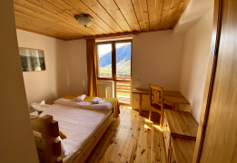 Казбеги налегке: горные походы с базой в комфорте