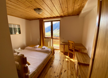 Казбеги налегке: горные походы с базой в комфорте