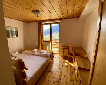 Казбеги налегке: горные походы с базой в комфорте